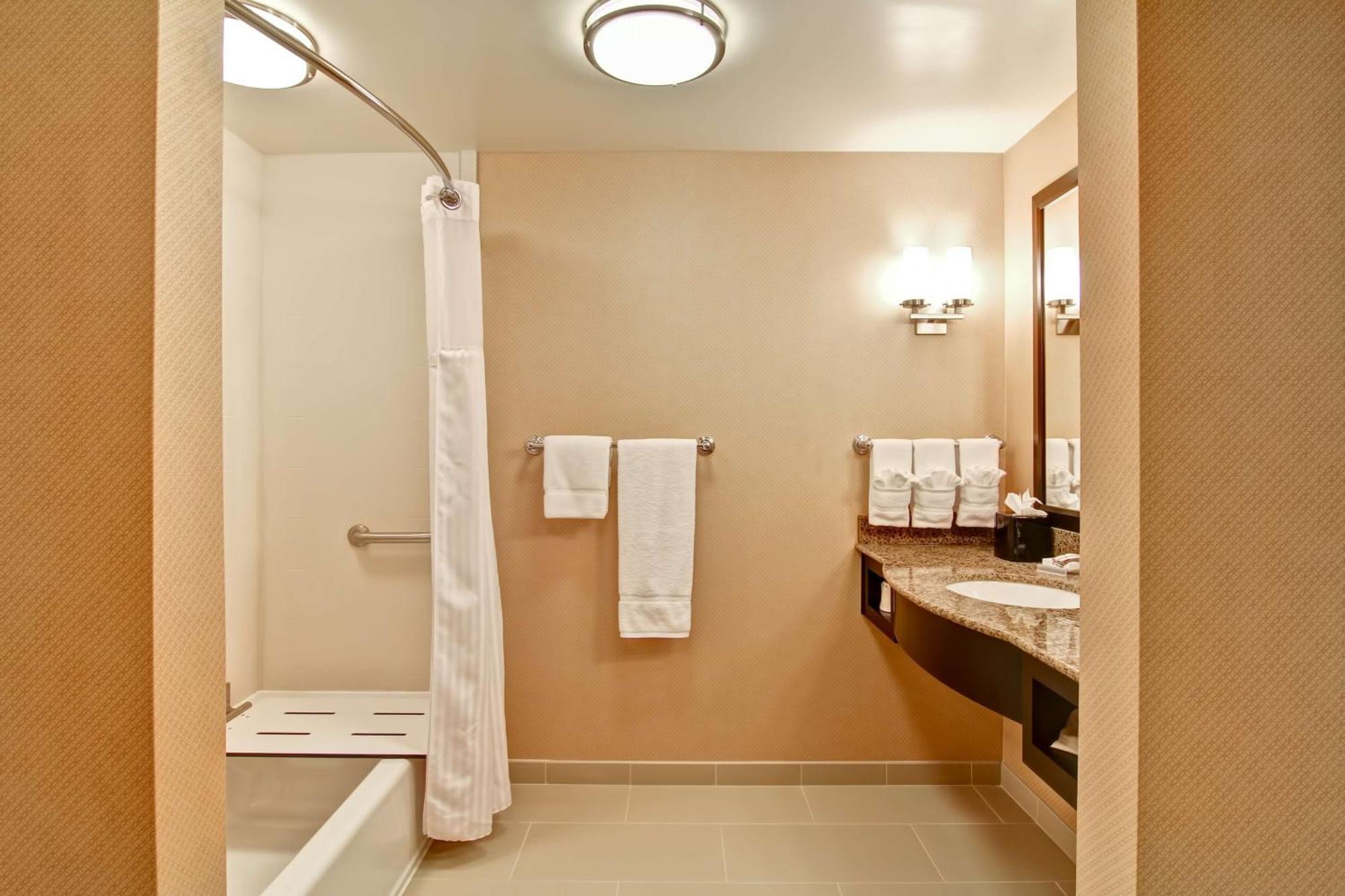 Hilton Garden Inn Woodbridge Exterior foto