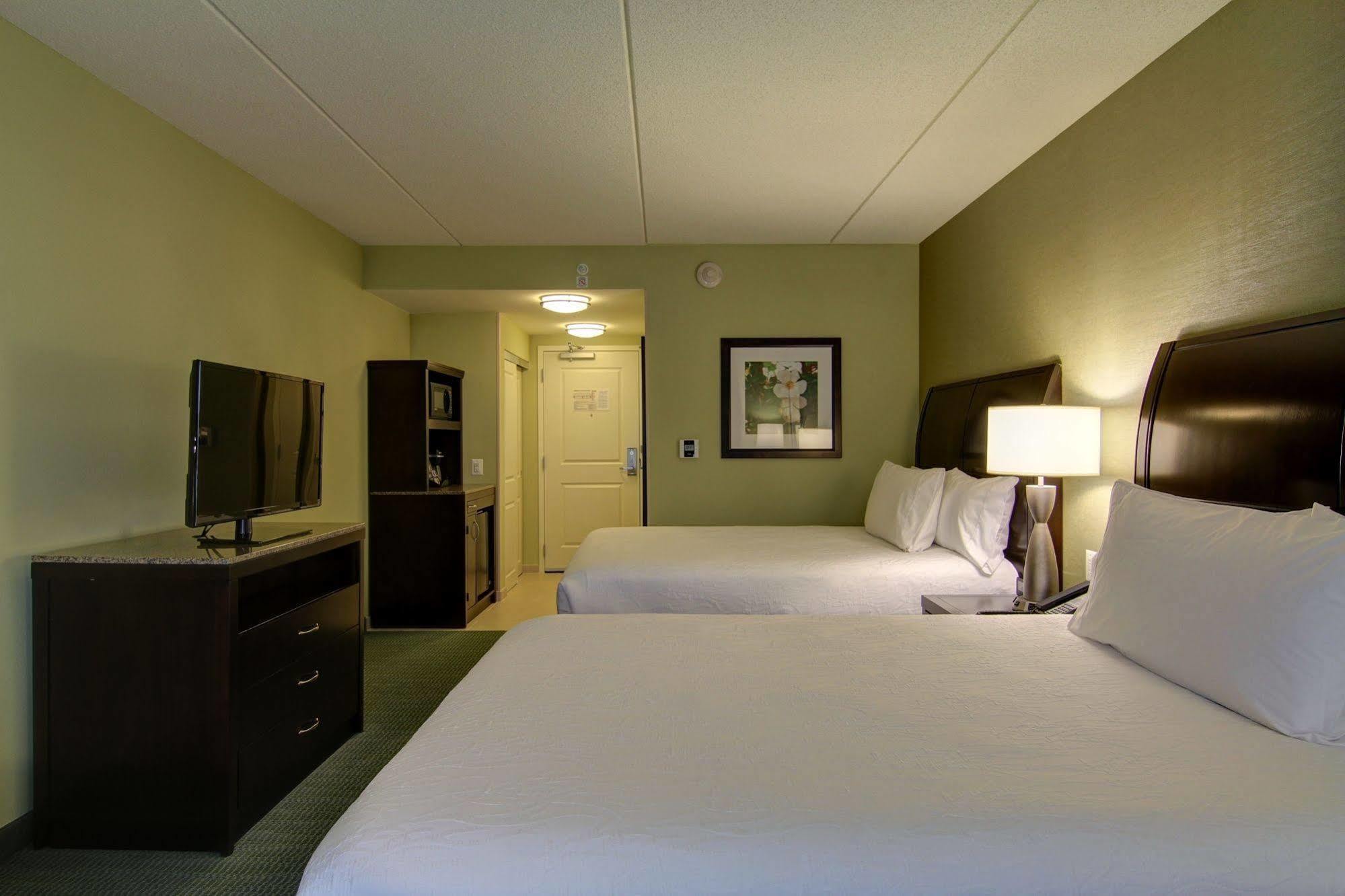 Hilton Garden Inn Woodbridge Exterior foto